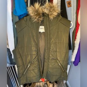 Green puffy vest - Medium